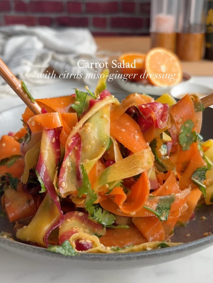 Photo du plat : Salade de Carottes Rasées, Vinaigrette Miso-Gingembre